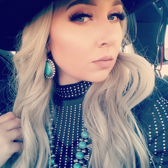 Meet your Posher, Shelby - Picture 2 of 4